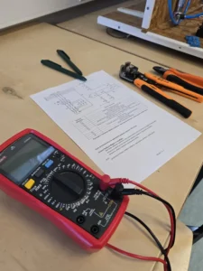 Kolejne zajęcia praktyczne na kursie elektryka w Szkole Branżowej I Stopnia w Przasnyszu