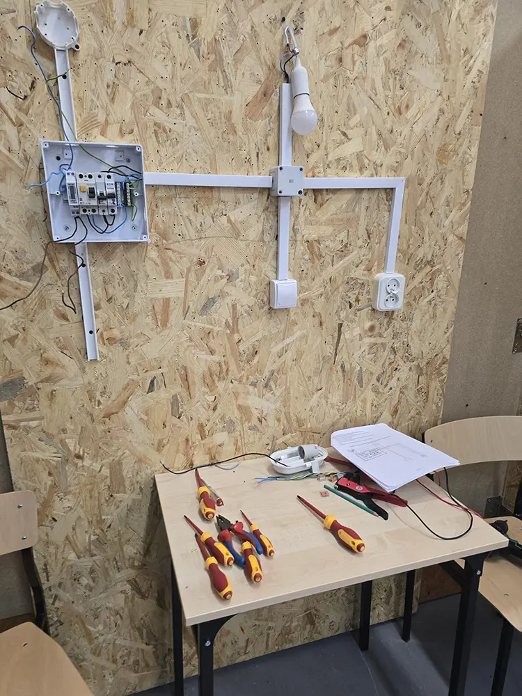 Kolejne zajęcia praktyczne na kursie elektryka w Szkole Branżowej I Stopnia w Przasnyszu